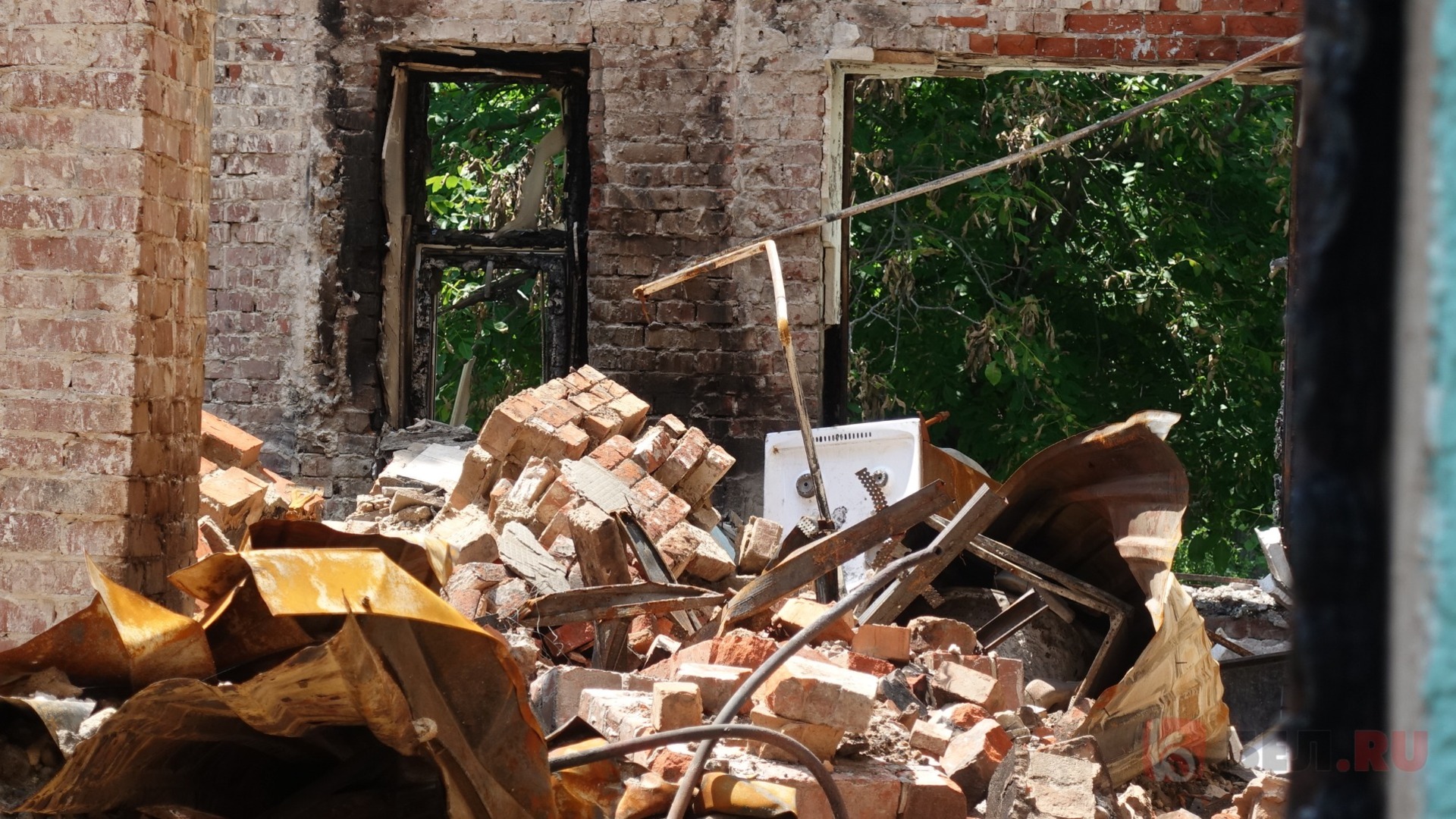 Порядка 300 обстрелянных домов хотят восстановить за неделю в Белгородской области