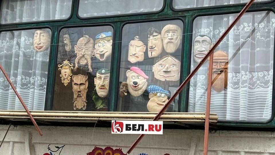 Белгородцы украсили деревянными оберегами окна балкона