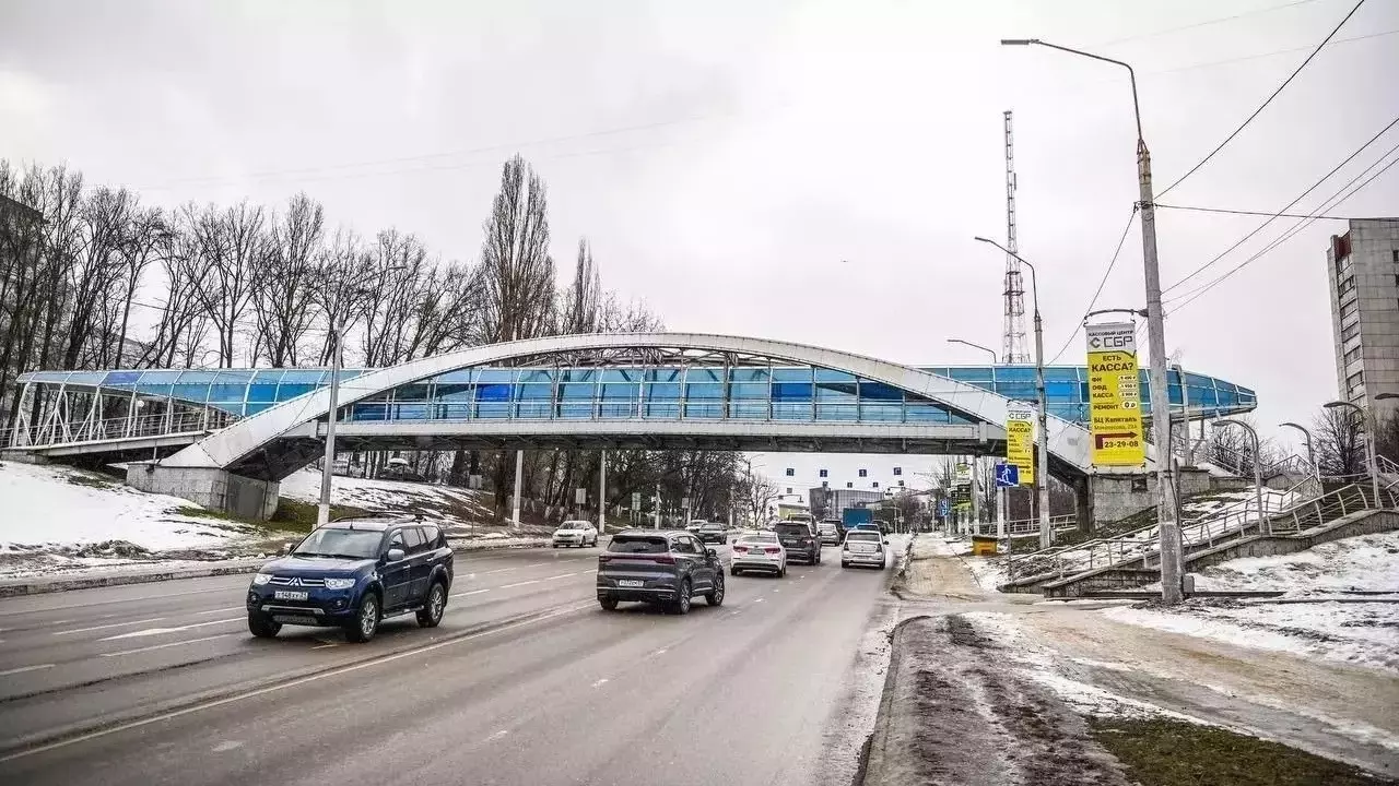 Надземный переход на проспекте Ватутина в Белгороде